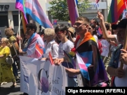 64% din elevii LGBTQIA+ din România au auzit remarci homofobe în școli, termeni precum LGBT, gay, homosexual sau lesbiană fiind folosiți cu conotație negativă atât de adulți cât și de copii în liceele din România, arată studiul Accept.