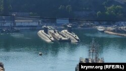 Два російських підводні човни проекту «Варшав’янка» у Південній бухті окупованого Севастополя (ілюстраційне фото)