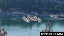 Два підводні човни проєкту «Варшавянка» у Південній бухті Севастополя. Крим, архівне фото
