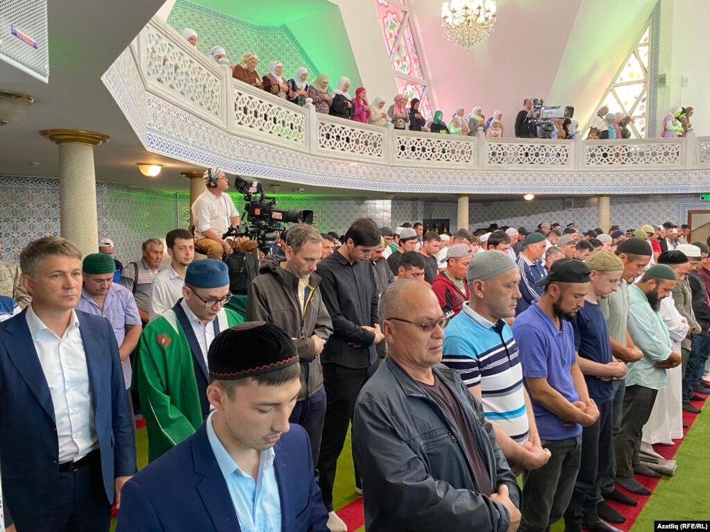 Besimtarët duke falur Kurban Bajramin në xhaminë Lala-Tulpan, Ufa në Bashkortostan të Rusisë