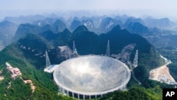 Zbog svoje veličine i sferičnog obika FAST teleskop se još zove "nebesko oko" i lociran je u jugozapadnoj Kini, a 25 septembra 2016. je počeo sa radom.
