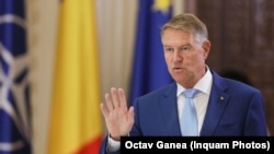 Klaus Iohannis (foto) îi vorbea vicepreședintelui CE pentru valori și transparență, Věra Jourová, despre respectarea statului de drept în România chiar în zilele în care Parlamentul adopta controversatele modificări la legea avertizorilor de integritate. 