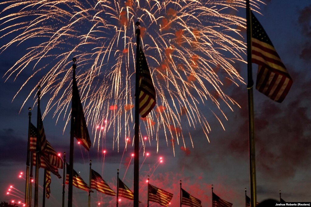 Flamuj amerikanë duke valuar teksa në prapavijë shpërthenin fishekzjarrë në qiell, me rastin e Ditës së Pavarësisë së SHBA-së, në Uashington.