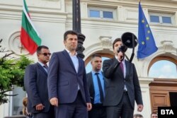 Премиерът Кирил Петков и Никола Минчев излязоха заедно със свои колеги от "Продължаваме промяната" и "Демократична България" при пртестиращите.