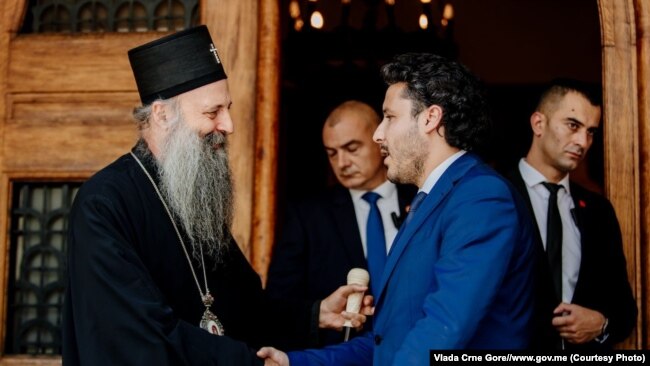 Kryeministri i Malit të Zi, Dritan Abazoviq, ka taluar kreun e Kishës Ortodokse Serbe, patriarkun Porfirije, në Beograd, më 20 qershor.