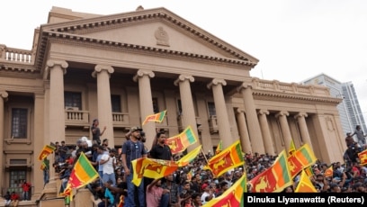 Protestuesit jashtë pallatit presidencial në Shri Lanka. 9 korrik 2022.
