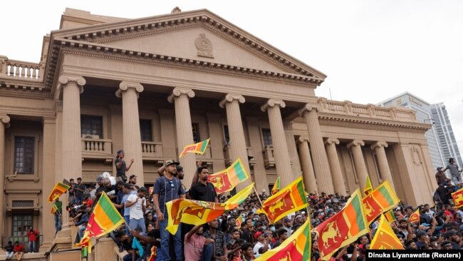 Protestuesit jashtë pallatit presidencial në Shri Lanka. 9 korrik 2022.