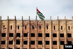 Будынак Савета міністраў Абхазіі, які згарэў падчас грузіна-абхазскай вайны ў 1992—1993 гадах. Сухум. 11 сакавіка 2017