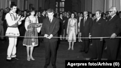 Soții Ceaușescu erau deseori întâmpinați cu pâine și sare, formă tradițională de salut, exprimată de oameni și/sau elevi în costume populare. Imaginarul național era supralicitat la orice eveniment public. Totul trebuia să fie românesc, nu străin.