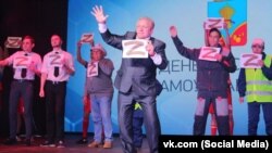 Глава российской администрации села Красногвардейское Анатолий Ерохин (в центре)