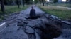 Viktor Sevcsenko egy lövedék ütötte kráterben áll egy orosz támadást követően az ukrajnai Harkiv Szaltivka negyedében 2022. július 1-jén 