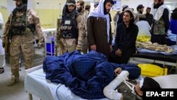 Повредени од земјотресот добиваат третман во болница во Пактија, Авганистан, 22 јуни 2022 година.