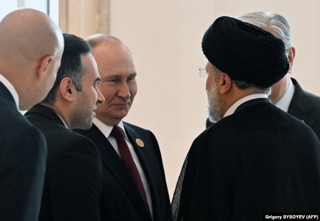 Владимир Путин беседует с президентом Ирана Ибрагимом Раиси во время 6-го Каспийского саммита в Ашхабаде, 29 июня 2022 года