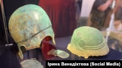 Експерти Національного музею історії України вважають, що вилучені історичні артефакти належать до епох від бронзового віку та пізнього середньовіччя