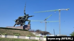 Об'єкти «культурного кластера» (на задньому плані) у Севастополі будують на мисі Кришталевий біля пам'ятника Матросу та Солдату. Липень 2022 року
