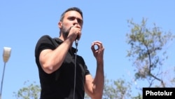 Armenia - Opposition leader Aram Vartevanian addresses protesters outside the EU Delegaton in Yerevan, July 4, 2022.