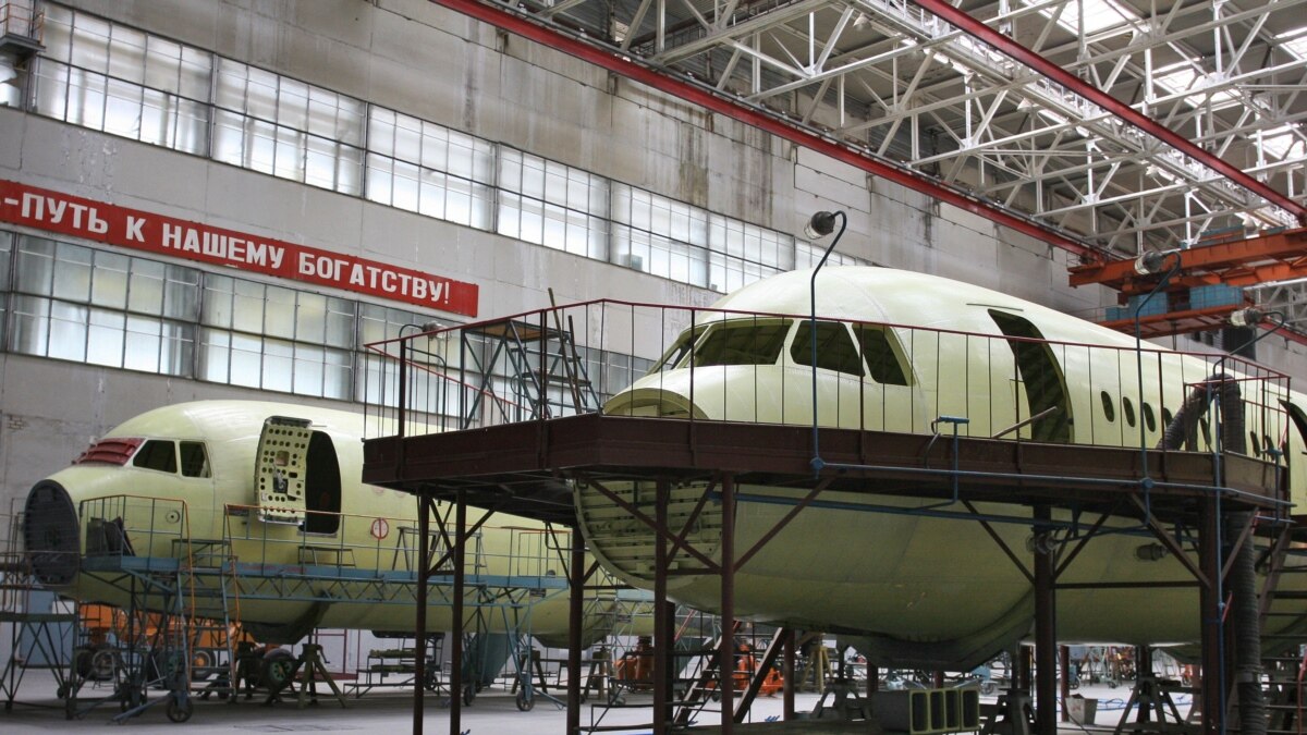Производство пассажирских самолетов. Ту 214 завод Казань. Ту 214 ОАК. Ту-214 шасси. Самолёт каз им Горбунова.