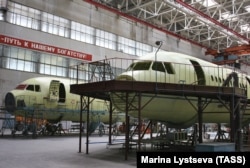 Самолеты ТУ-214 в ангаре самолетостроительного завода "КАПО им. С. П. Горбунова"
