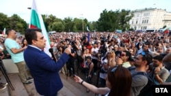 Правителството беше подкрепено от няколко хиляди души във вторник вечер. Асен Василев и други министри от кабинета се срещнаха с хората