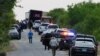 Rendőrök helyszínelnek a kamionnál, amelyben holttesteket találtak a texasi San Antonióban 2022. június 27-én