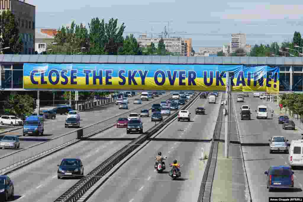 An English-language banner over a highway in Dnipro.&nbsp;