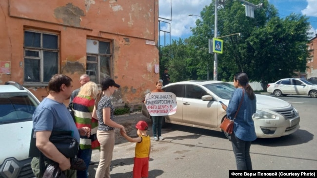 По словам родственников, которые разговаривали с Радио Свобода, военкоматы в Башкортостане срезали углы в процессе набора, перенаправляли призывников в подразделения, базирующиеся вдоль границы с Украиной, и могут пытаться заставить призывников подписать контракты и присоединиться к войне.