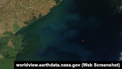 Пожар на буровых платформах в Черном море, спутниковый снимок, 21 июня 2022 года