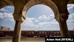 Treni që qarkullon në relacionin Prishtinë - Pejë dhe anasjelltas. Fotografi ilustruese. 