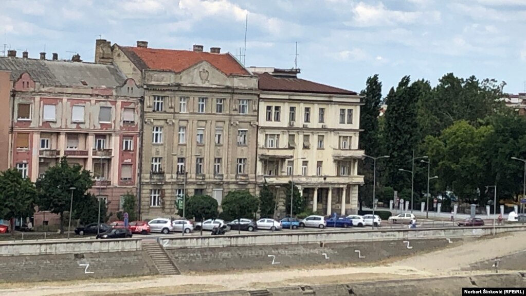 Місцева влада й поліція відмовляються коментувати появу цих написів.