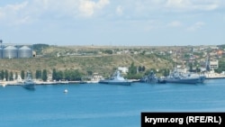 Малий ракетний корабель проєкту 21631 «Буян-М» (другий ліворуч серед кораблів) стоїть біля Куриної пристані в Севастопольській бухті
