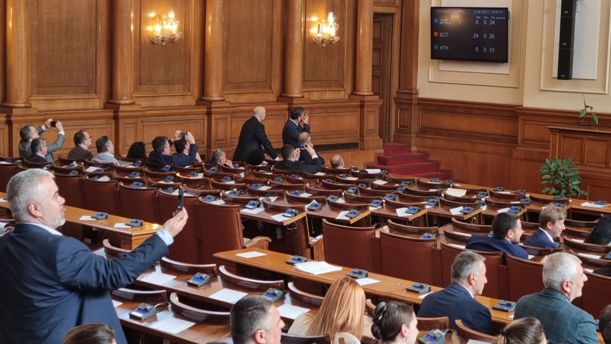 Новоофирмилото се опозиционно мнозинство в Народното събрание между ГЕРБ, ДПС,