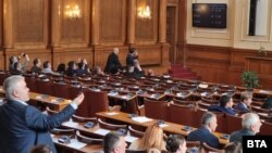 Депутатите от ГЕРБ, ДПС, "Има такъв народ" и "Възраждане" не се регистрираха за парламентарното заседание в сряда при нито един от трите последователни опита и така провалиха събирането на кворум.
