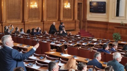 Новоофирмилото се опозиционно мнозинство в Народното събрание между ГЕРБ ДПС