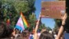 Mesaj afișat la marșul Pride al comunității LGBTQ din Republica Moldova, 19 iunie 2022