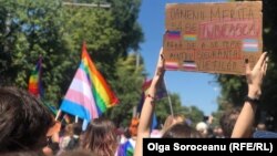 Mesaj afișat la marșul Pride al comunității LGBTQ din Republica Moldova, 19 iunie 2022