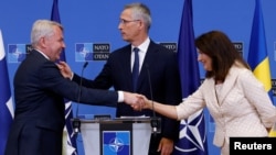 Ministar vanjskih poslova Finske Pekka Haavisto rukuje se sa ministricom vanjskih poslova Švedske Ann Linde, u prisustvu generalnog sekretata NATO-a Jensa Stoltenberga nakon potpisivanja pristupnih protokola u sjedištu Alijanse u Briselu, Belgija, 5. jula 2022.