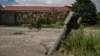 Čovjek na motoru i rep rakete zabijen u pločnik u gradu Lisičansku u istočnoj ukrajinskoj regiji Donbas, 17. juna 2022.