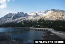 A Punta Rocca csúcsa az olaszországi Marmolada gerincen 2022. július 4-én, egy nappal azután, hogy a Marmolada-gleccser egyes részei összeomlottak. A legkevesebb hat halálos áldozatot követelő katasztrófa egyik oka a szakemberek szerint az olasz Alpokban mért rekord meleg.