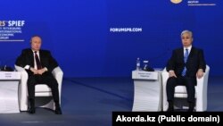 Президент России Владимир Путин и президент Казахстана Касым-Жомарт Токаев на экономическом форуме в Петербурге. 17 июня 2022 года