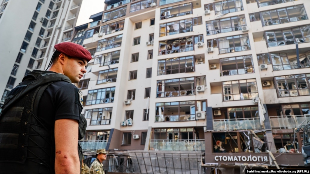 A Russian missile attack damaged a residential building in Kyiv on June 26. The frequent air-raid sirens in the capital should not just be considered background noise, Mayor Vitali Klitschko warns. "The good weather and peaceful atmosphere are an illusion."