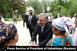 Президент Узбекистана Шавкат Мирзияев встречается с местными жителями в Нукусе, столице Каракалпакстана – автономной республики на северо-западе страны, Узбекистан, 3 июля 2022 года.