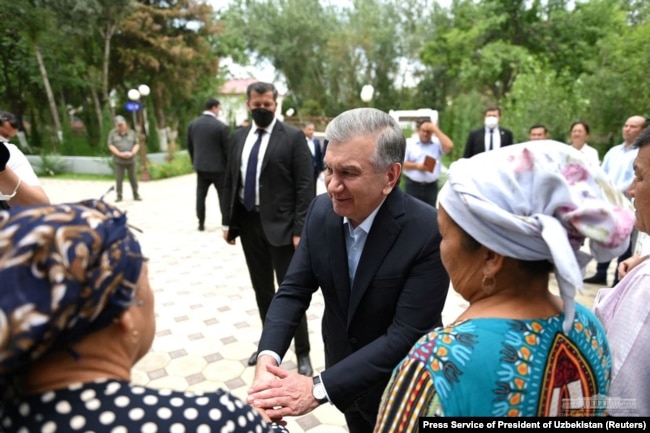 Өзбекстан президенті Шавкат Мирзияев (ортада) Қарақалпақстан астанасында жергілікті тұрғындармен кездесіп тұр. Нөкіс, 3 шілде 2022 жыл. Өзбек президенті баспасөз қызметі таратқан фото.