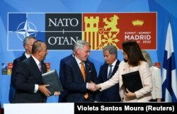 Summitul NATO de la Madrid - Președintele turc Tayyip Erdogan, președintele Finlandei Sauli Niinisto, prim-ministrul Suediei Magdalena Andersson, secretarul general al NATO Jens Stoltenberg, ministrul turc de externe Mevlut Cavusoglu și ministrul de externe al Suediei Ann Linde.