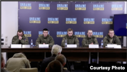 Andrej Pozdejev (jobbra) és négy másik sorkatona március 14-én Kijevben a média előtt, a sajtótájékoztatóval az volt a cél, hogy zavarba hozzák a Kremlt, amely többször is tagadta, hogy a sorkatonák részt vettek a háborúban.