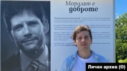 Веселин Диманов в деня на откриването на изложбата с фотографии на Кристиан Таков, 11 юли. Под всяка снимка има тематичен цитат на Таков.