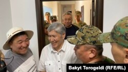 Алмазбек Атамбаевтың сот залынан шығып келе жатқан сәті. 28 маусым 2022 жыл