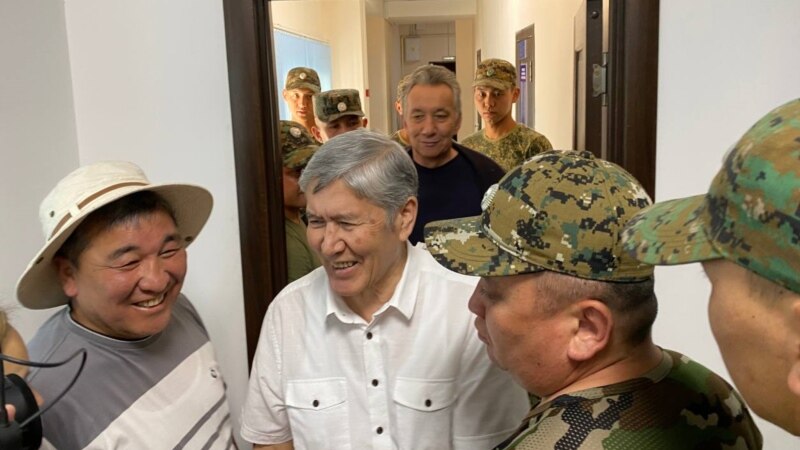 Суд в Бишкеке оправдал бывшего президента Кыргызстана Атамбаева
