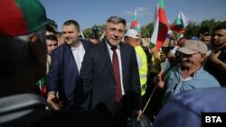 Депутатът от ДПС Делян Пеевски и лидерът на движението Мустафа Карадайъ отидоха при антиправителствените протестиращи, които преди това пристигнаха с автобуси от райони, където партията им традиционно има силни ибзорни резултати.