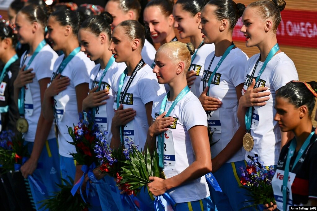 Skuadra e Ukrainës dëgjon himnin e saj kombëtar pasi fitoi medaljen e artë në finalen e kombinimit të lirë të notit artistik në Kampionatin Botëror në Budapest, më 20 qershor.