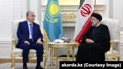 Президент Казахстана Касым-Жомарт Токаев (слева) и президент Ирана Ибрагим Раиси. Душанбе, 17 сентября 2021 года